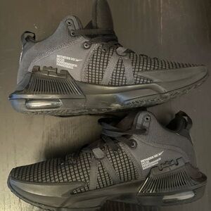 Nike LeBron Witness VII